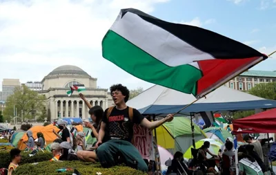 STILL DEFIANT A student protester waves a Palestinian flag on the west lawn of Columbia University in New York on Monday, April 29, 2024. AFP PHOTO
