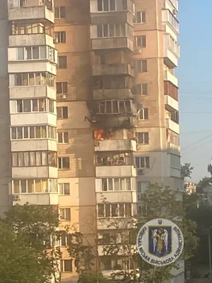 У Києві через падіння уламків російської ракети виникла пожежа в багатоповерхівці – фото