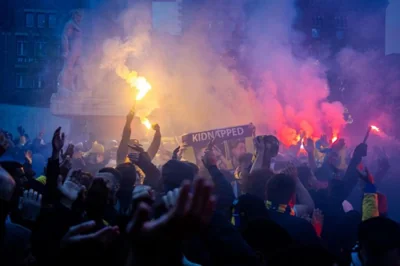 epa11707579 Maccabi Tel Aviv supporters gather at De Dam in Amsterdam ahead of the UEFA Europa League match between Ajax and Maccabi Tel Aviv in Amsterdam, Netherlands, 07 November 2024. EPA-EFE/JEROEN JUMELET