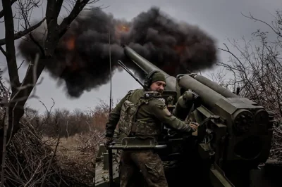 NO RETREAT, NO SURRENDER A member of the Ukrainian Ground Forces’ 24th Mechanized Brigade fires a 2s5 152mm self-propelled howitzer toward Russian positions at an undisclosed location near the city of Chasiv Yar, Donetsk region, eastern Ukraine, on Nov. 18, 2024. AFP PHOTO