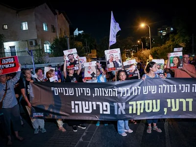 "Сделка или отставка!" – десятки протестующих собрались у домов Арье Дери и Йоава Галанта