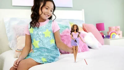 Mattel выпустили первую куклу Барби с нарушением зрения