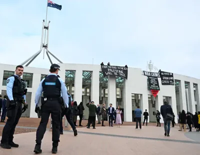 Пропалестинские протестующие захватили крышу парламента Австралии
