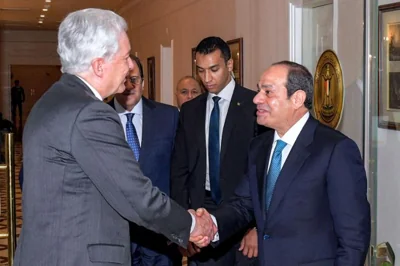 This handout picture released by the Egyptian Presidency shows Egypt's President Abdel Fattah al-Sisi, right,  meeting with CIA Director William Burns at the presidential palace in Cairo on April 7. AFP-Yonhap