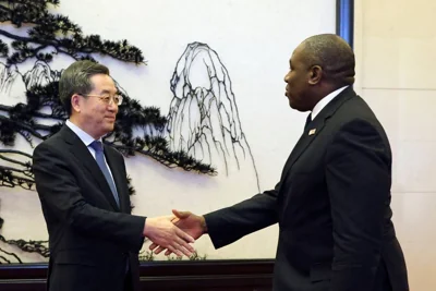 BEING DIPLOMATIC Britain's Foreign Secretary David Lammy and Chinese Vice Premier Ding Xuexiang shake hands before their meeting at the Great Hall of the People in Beijing on Oct. 18, 2024. AFP Photo