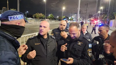 В Израиле взорвались три автобуса. Пострадавших нет; власти подозревают, что это была попытка теракта