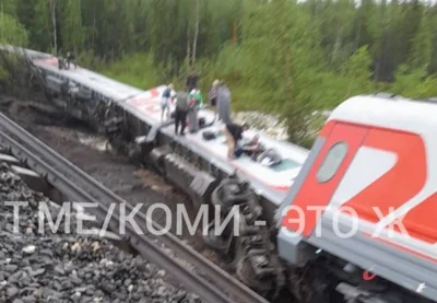 В России сошли с рельсов девять вагонов пассажирского поезда