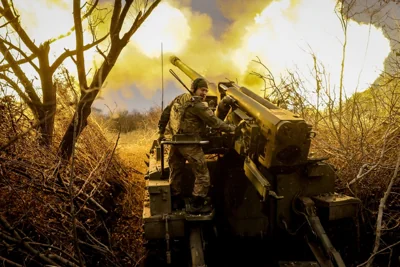 Ukrainian troops fire a howitzer on the frontline