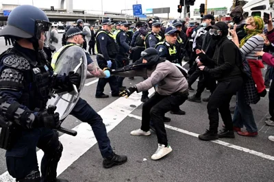 PUSH AND PULL Anti-war protesters confront state police outside the Land Forces 2024 arms expo in the city of Melbourne, Victoria state, southeastern Australia, on Sept. 11, 2024. AFP PHOTO