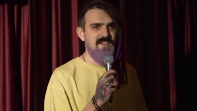 Силовики задержали стендап-комика Артемия Останина. Он пытался уехать из России после шутки про инвалидов
