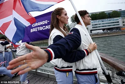 The two recreated an iconic scene from the movie Titanic whilst floating down the Seine