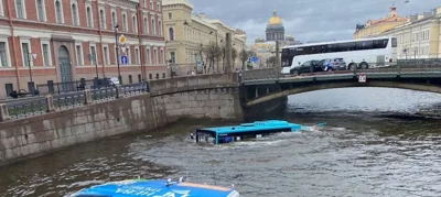 В центре Петербурга пассажирский автобус упал в Мойку, спасатели вытаскивают людей из воды
