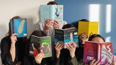 Суд в Москве отправил фигурантов "дела издателей" под домашний арест. Им вменяют работу на экстремистскую организацию из-за квир-литературы