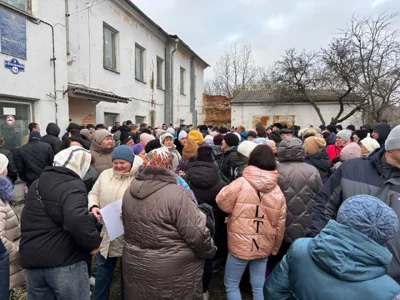 Беженцы из приграничных районов Курской области вышли на стихийный митинг в Курске из-за решения властей отменить ежемесячные выплаты утратившим имущество в результате украинских атак, сообщает «Пепел»