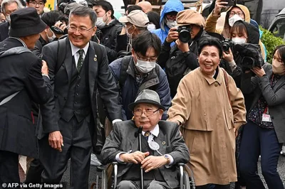 Hideko Hakamada (front-right) and supporters of her brother Iwao Hakamada (centre) enter the Tokyo High Court on March 13, 2023