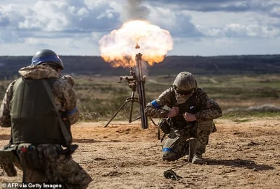 Ukrainian soldiers fire with mortar during a military training with French servicemen on April 4