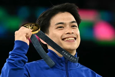 Philippines' Carlos Edriel Yulo poses with his gold medal during the podium ceremony for the artistic gymnastics men's vault event of the Paris 2024 Olympic Games at the Bercy Arena in Paris, on August 4, 2024. (Photo by Lionel BONAVENTURE / AFP)