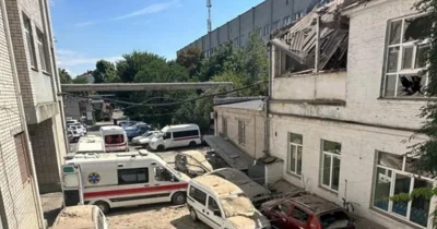 Росіяни вдарили по клінічній лікарні у Херсоні, знищили авто швидкої — обстріл Херсона