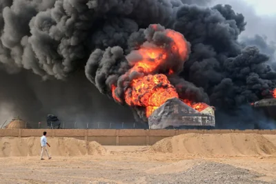 Спустя двое суток после израильского удара по Ходейде пожарным все еще не удается установить контроль над огнем, охватившим нефтяной терминал контролируемого хуситами порта