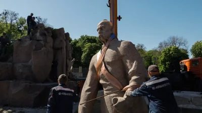 В Киеве демонтируют памятник в честь договора казаков с русским царём