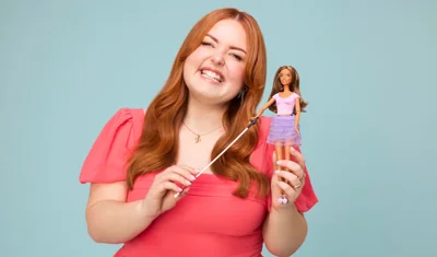 В инклюзивной линейке Barbie появилась незрячая кукла с тростью