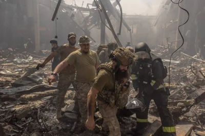 ANOTHER LIFE CLAIMED Emergency, rescue and military personnel carry the body of a person killed in a Russian strike on a supermarket in the city of Kostyantynivka, Donetsk region, eastern Ukraine, on Aug. 9, 2024. AFP PHOTO