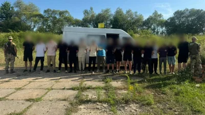 ГПСУ задержала бус с 17 мужчинами в 200 метрах от границы – видео