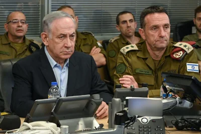 Премьер-министр Биньямин Нетаниягу в штабе ВВС в Тель-Авиве во время атаки израильских ВВС на цели в Йемене: