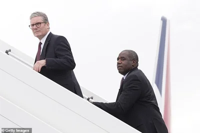 The pair board the plane to fly to Washington DC and meet with the American President