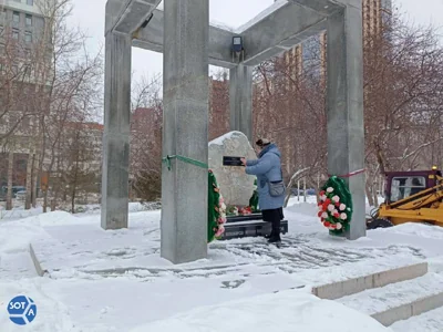 Полицейские в Новосибирске опрашивают тех, кто возложил цветы к Памятнику жертвам политических репрессий 16 февраля, передает наш корреспондент
