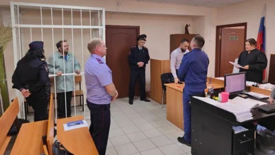 В Омске суд отправил под домашний арест священника, который повесил в храме икону со Степаном Бандерой: его обвинили в реабилитации нацизма