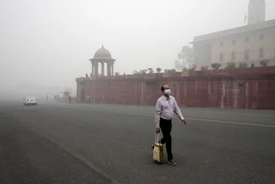 Man walks in Indian air pollution 