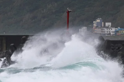 Wind, rain batter Taiwan as Super Typhoon Kong-rey nears