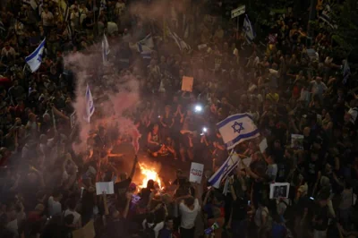  Demonstrators stand around a fire as they protest against the government and to show support for the hostages who were kidnapped during the Oct. 7 attack, amid the ongoing conflict in Gaza between Israel and Hamas, in Tel Aviv, Israel, Sept. 3. Reuters-Yonhap