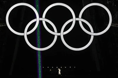 Celine Dion sings on Eiffel Tower at end of Olympics opening ceremony
