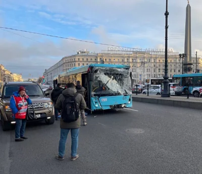 10 человек пострадали из-за столкновения с автобусами в Петербурге