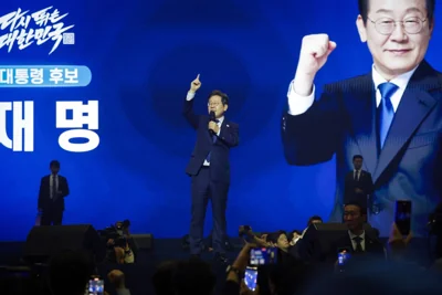 S. Korea’s Embattled Lee Remains Frontrunner in Leadership Race