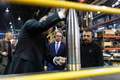 Ukraine's President Volodymyr Zelenskiy stands near Pennsylvania Governor Josh Shapiro during his visit to the Scranton Army Ammunition Plant in Scranton, Pennsylvania, U.S., September 22, 2024. COMMONWEALTH MEDIA SERVICES/Handout via REUTERS THIS IMAGE HAS BEEN SUPPLIED BY A THIRD PARTY. NO RESALES. NO ARCHIVES. MANDATORY CREDIT