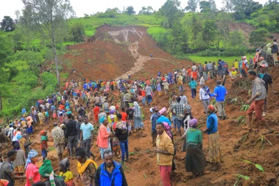 Hundreds of people gather at the site of a mudslide in the Kencho Shacha Gozdi district, Gofa Zone, southern Ethiopia, Monday, July 22, 2024
