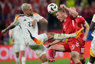 Denmark's Rasmus Hojlund, right, is challenged by Germany's Robert Andrich during the round of sixteen match between Germany and Denmark at the Euro 2024 soccer tournament in Dortmund, Germany, June 29. AP-Yonhap