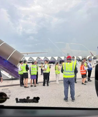 На борту самолета, летевшего из Лондона в Сингапур, из-за мощной турбулентности погиб пассажир