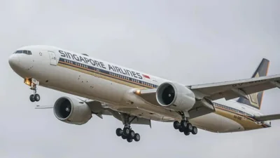 Летевший в Сингапур Boeing 777 попал в зону сильной турбулентности. Один человек погиб, более 50 пострадали