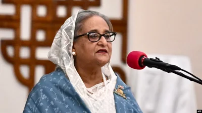 В Бангладеш 76-летняя премьер-министр ушла в отставку на фоне протестов и улетела из страны