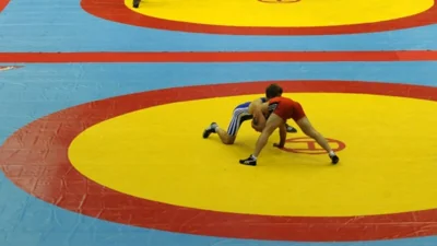 В Краснодаре силовики во время рейда в спортклубе уложили подростков лицом в пол