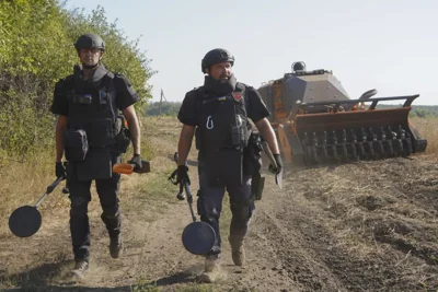 Ukrainian sappers demine farmers' fields 