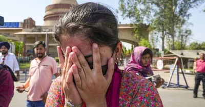 Exit deadline ends today; Pakistani citizens bid tearful goodbyes to kin, rush home through Attari