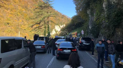 В Абхазии протестующие перекрыли трассу в Россию после задержания противников инвестиционного соглашения с Москвой