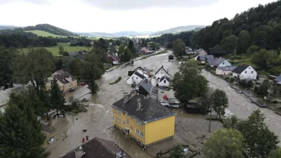 Вид на затопленные дома в чешском городе Есеник, 15 сентября 2024 года