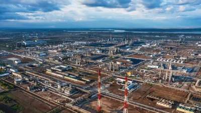 Волгоградский НПЗ "Лукойл-Волгограднефтепереработка" приостановил переработку нефти после атаки украинского беспилотника