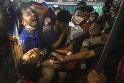 Протесты в Бангладеш: премьер-министр покинула страну, толпа захватила ее резиденцию